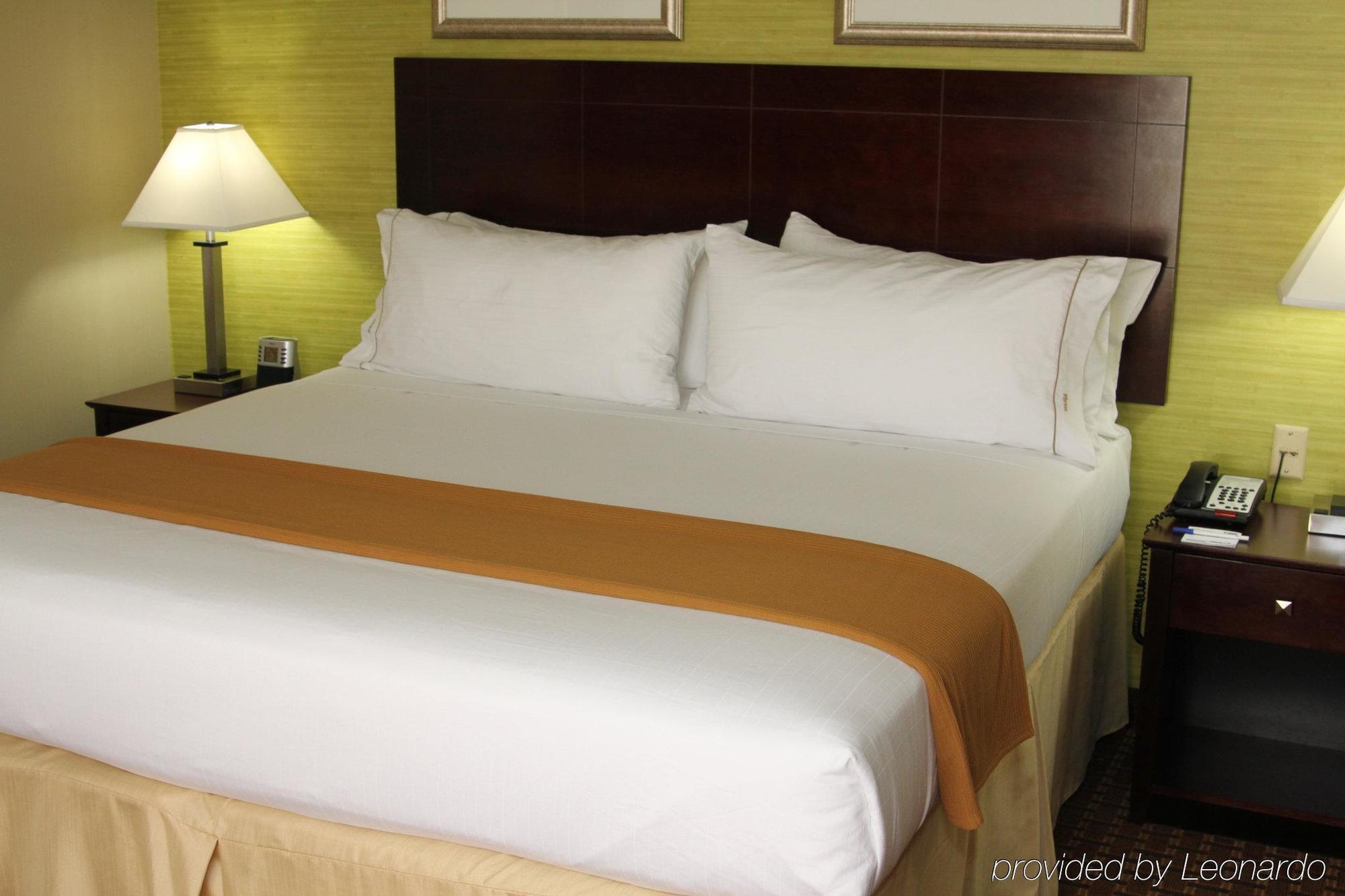 Holiday Express & W - Airport Area By Ihg Hotel