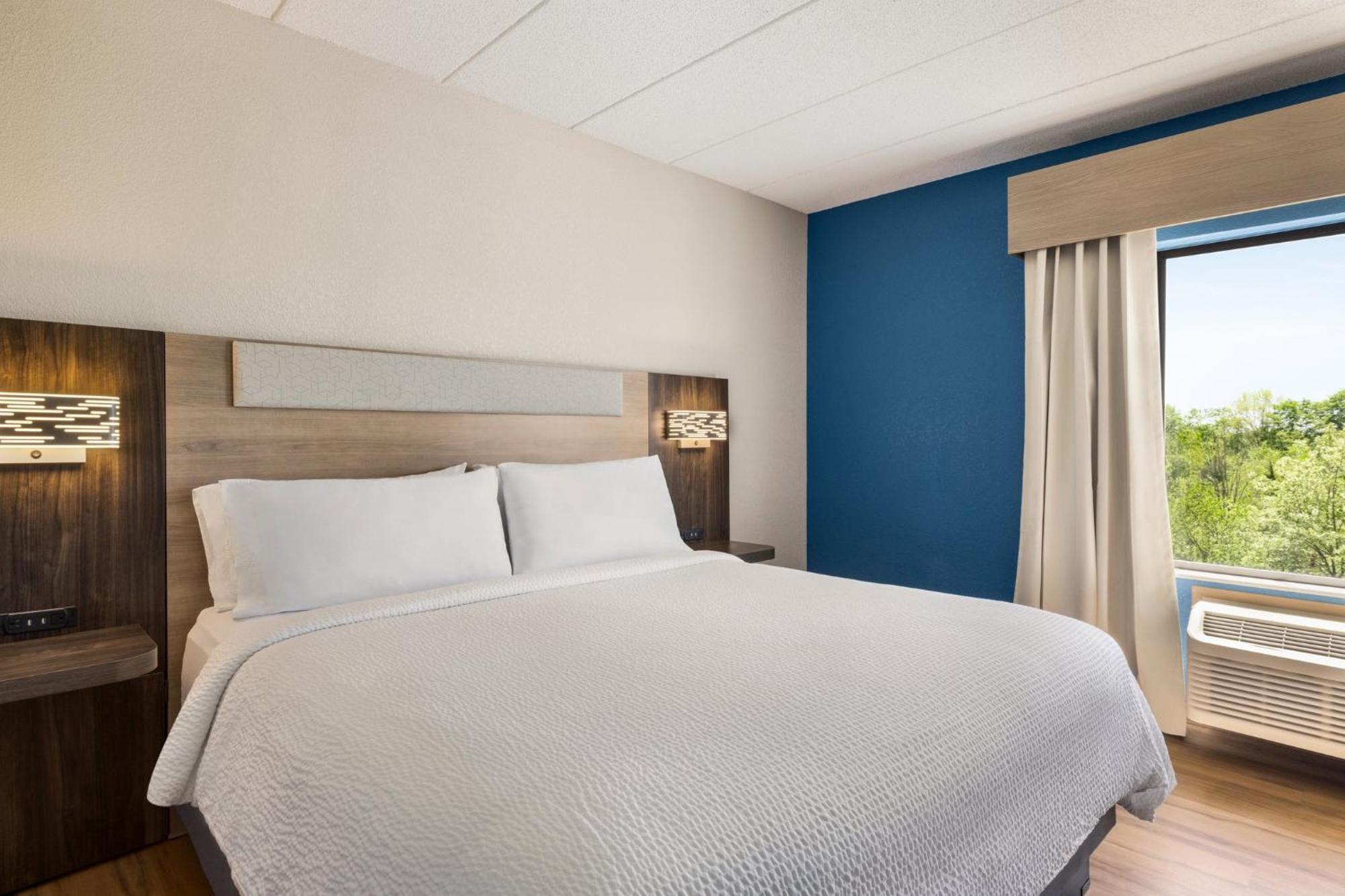 Express & W - Airport Area By Ihg 3*