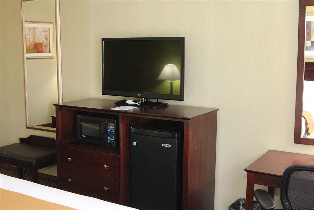 Express & W - Airport Area By Ihg Hotel